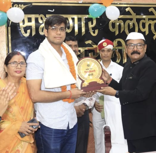 बहादुरी सम्मान: दोस्तों की जान बचाने वाले सुमित यादव को स्वतंत्रता दिवस पर डीएम ने किया सम्मानित